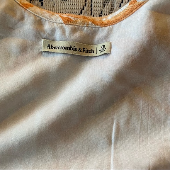 Abercrombie & Fitch • Cropped Tie-Front Linen-Blend Top in White Floral - Picture 9 of 10